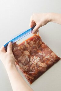 空気をぬいて封をする