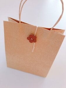 なんてことない紙袋にも、ひと工夫。
