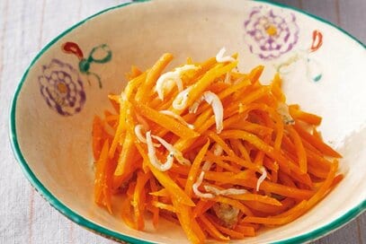 食物繊維たっぷりな副菜「しらすとニンジンのナムル」。腸活食材が満載！