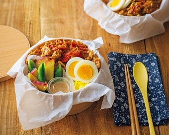 フライパンで蒸すだけ無水カレー弁当。トマトの酸味と豚肉が最高