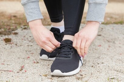 プロも20年間愛用。40代以上で「ひざと腰が痛い」人が履くべき靴3つ