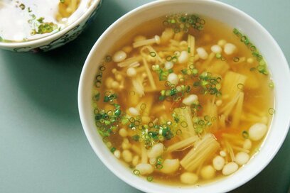 季節の変わり目で体調を崩したときにもぴったり。笠原将弘さん直伝、エノキたっぷり「和風スープ」レシピ