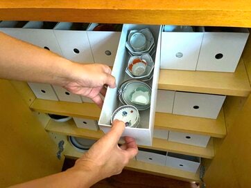 「食器が多い」は実家の片づけあるある。大事なものを捨てずに整える収納のコツ