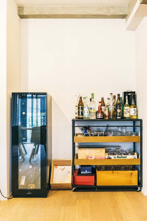 おもてなし用のミニバーカウンターとワインセラー