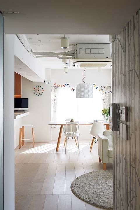 白っぽく仕上げたオークの床で明るいLDKに