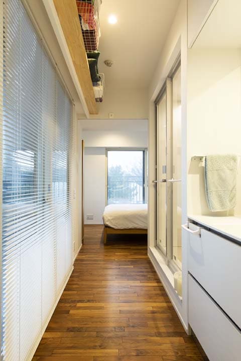 主寝室とキッチンを結ぶ通路の内側にあるサニタリー