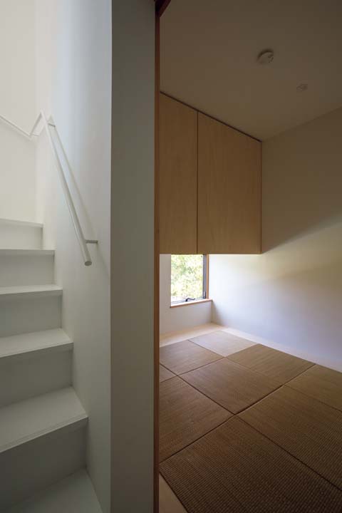 プールを見おろすことができる寝室