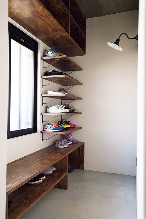 ベンチも兼ねたオープンなシューズクローゼット