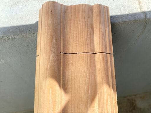 モールディングは表面に装飾が施され隆起しているので、カットするのが手間