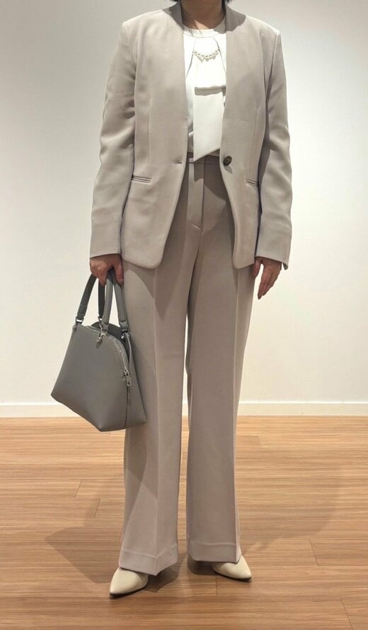 ベージュのジャケット×パンツのセットアップスタイル