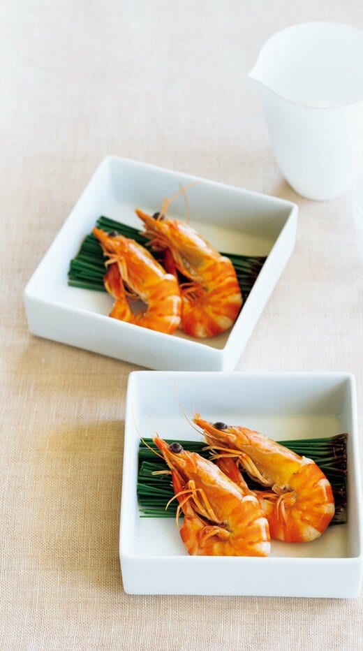お皿に盛られたエビの薄甘煮