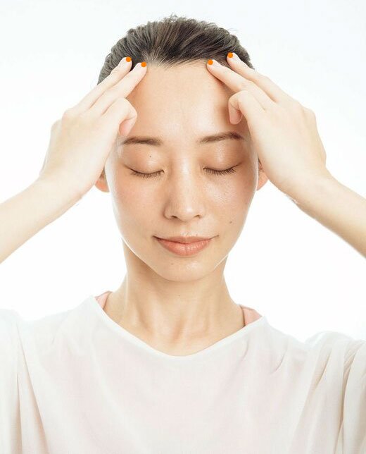 こめかみに指の腹を当ててマッサージ