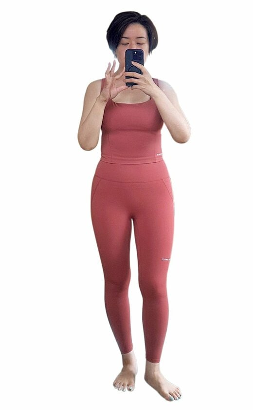 エンジのヨガウェアに身を包み自撮りをするねこくらりえさん