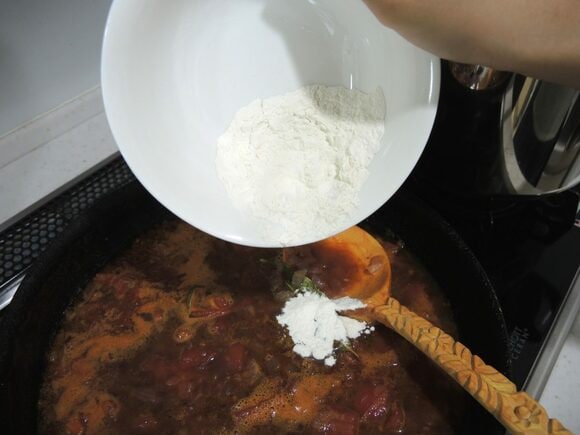 グツグツと煮えてきたら小麦粉を入れる