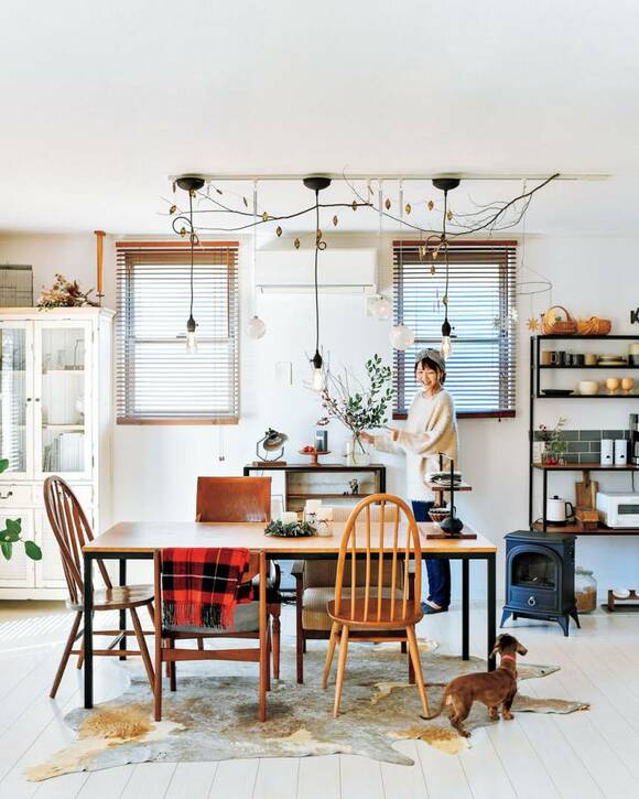 ダイニングテーブルと女性