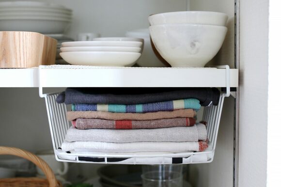 クロスや布物の収納には、引き出し代わりのワイヤバスケットを