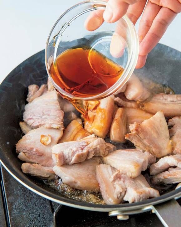 肉の色が変わりこっくり酢を加える様子