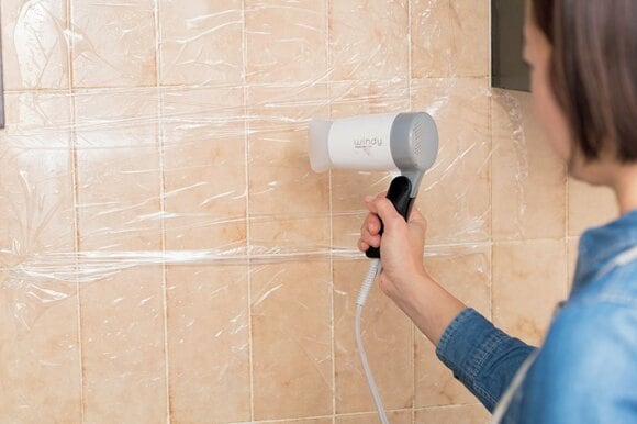 ドライヤーで温め、ぞうきんでふく