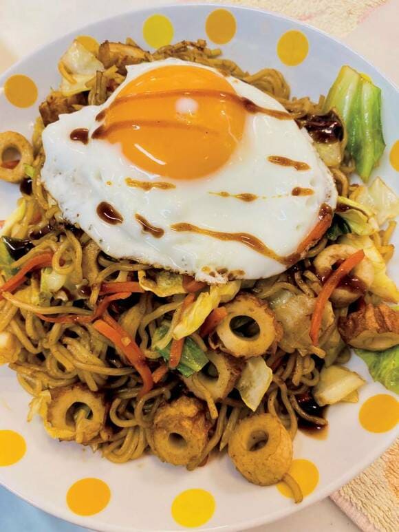 焼きそばに目玉焼き