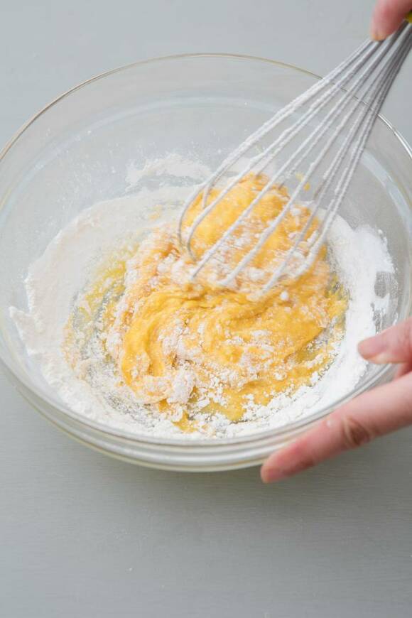 薄力粉などを入れて混ぜる