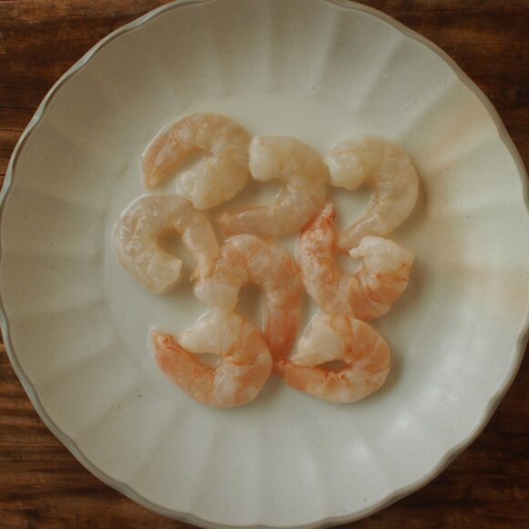 流水で洗ってから熱湯で1分ほどゆでて粗熱をとる。