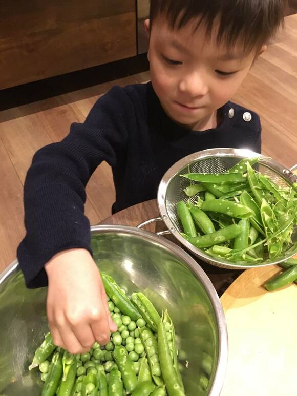 豆を分ける子ども