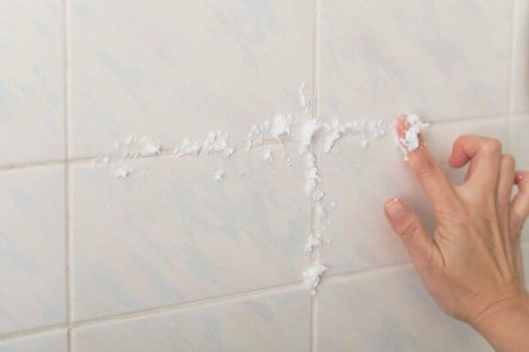 水で汚れを落とし、漂白剤ペーストをつくる