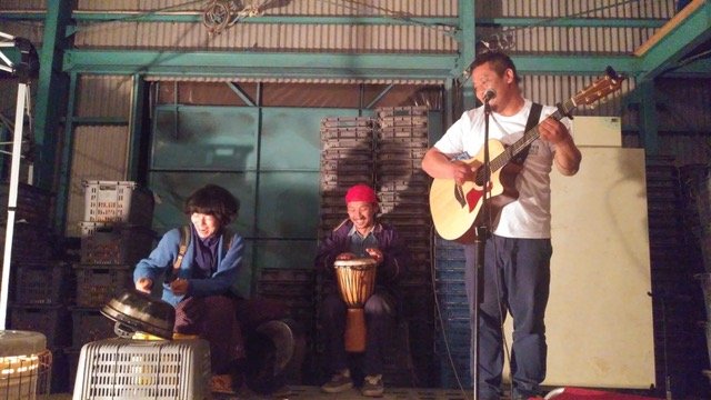 友人たちと楽器を演奏