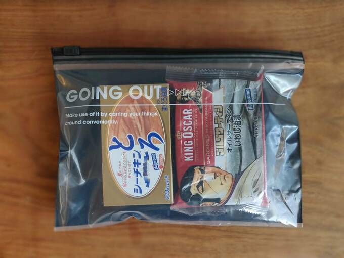 ジッパーつき袋に缶詰