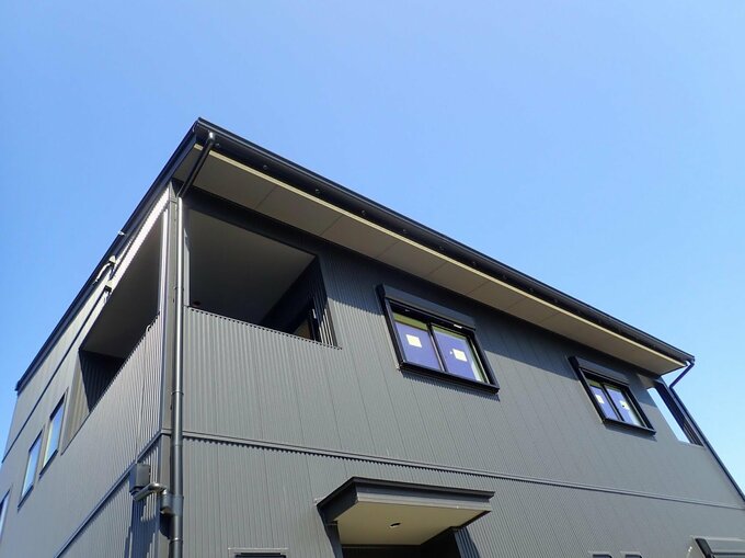 ダークグレーの軒天