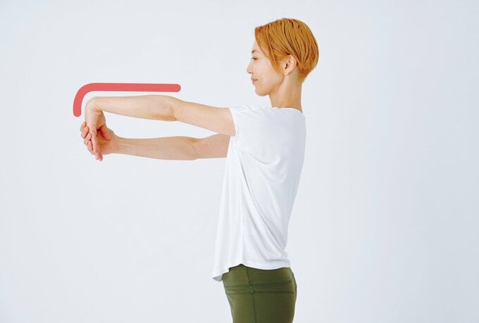 片腕を前に出し三焦経を伸ばすストレッチをしている柳本さん