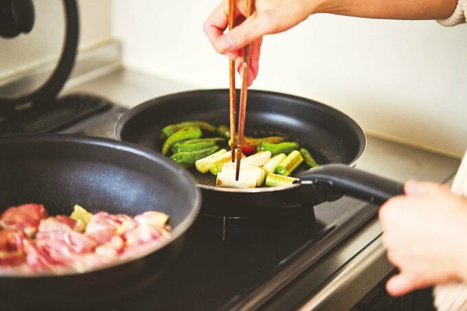 料理をするようさんの手元