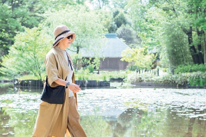 公園を歩く女性