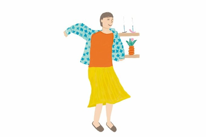 笑顔で服を着る女性のイラスト