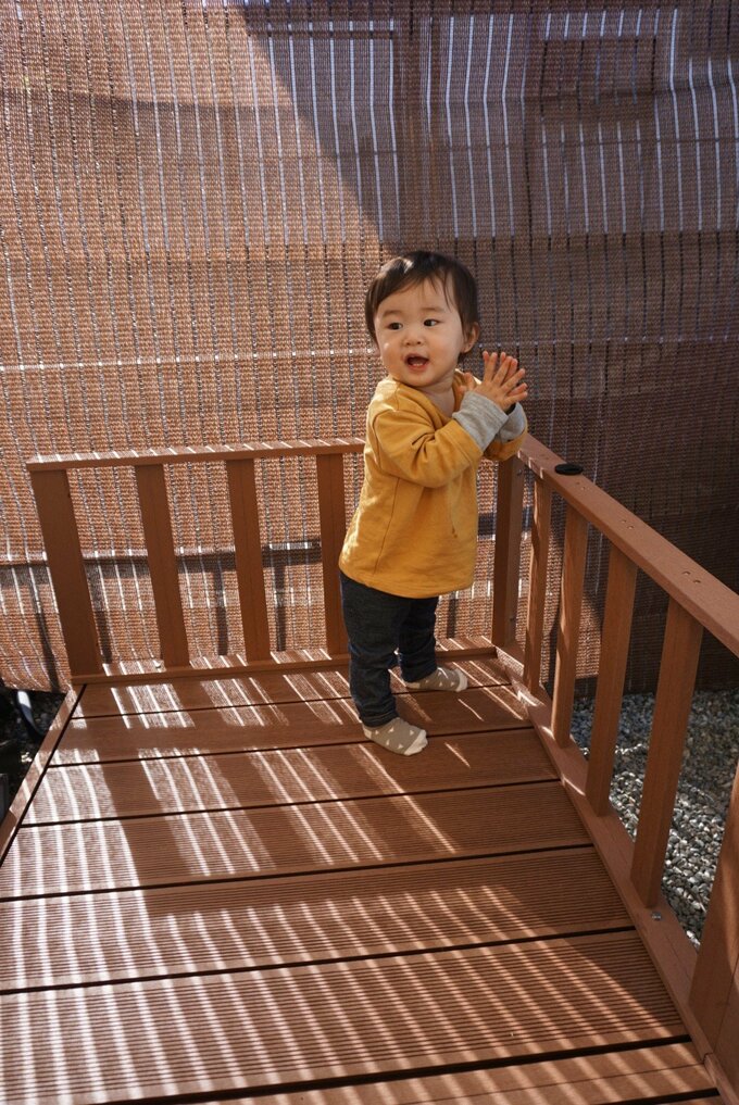子どもがウッドデッキで楽しむ様子