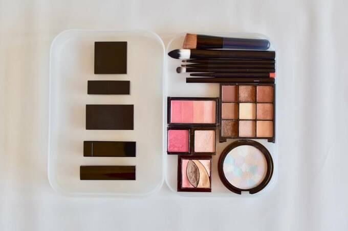 上から並べられたメイク道具