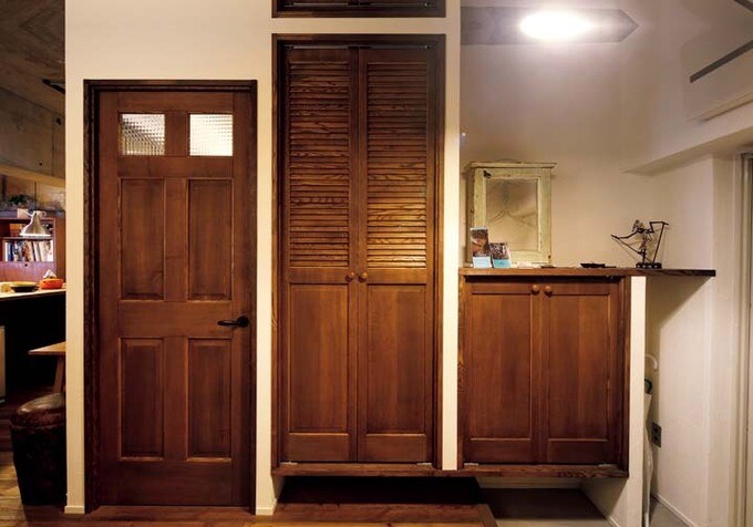 味わいのある色で仕上げた玄関の靴収納と子ども部屋のドア