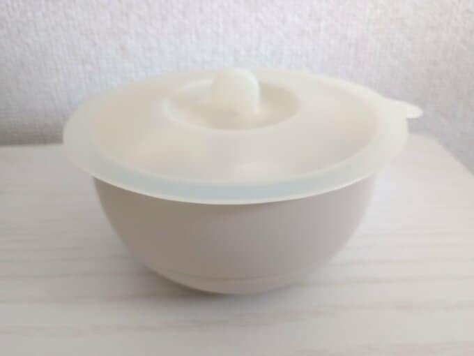 ご飯はお茶碗に盛り、100均のフタをかぶせて保存します