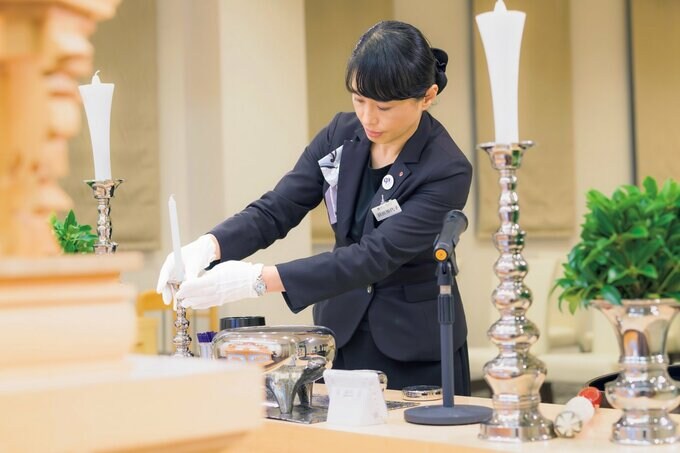 ろうそくを立てる羽田さん