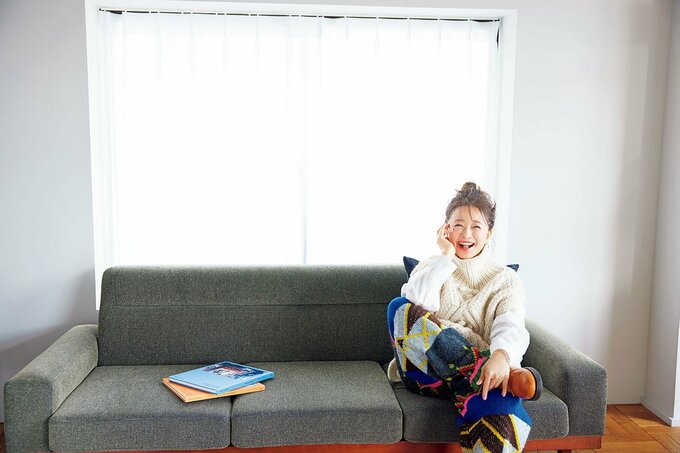 ソファーに座る風吹ジュンさん