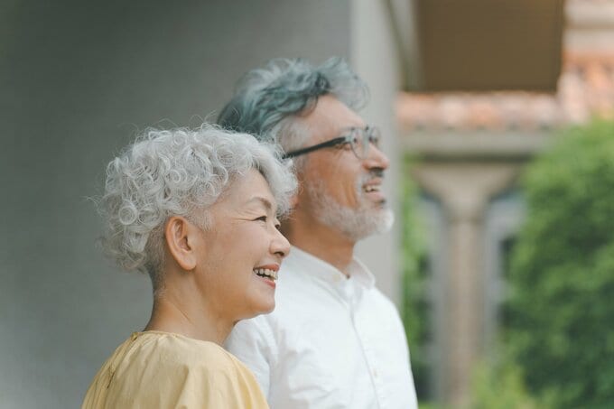 女性と男性が笑顔で遠くを見ている横顔