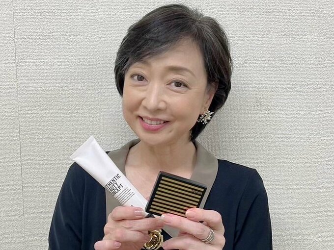 化粧品をもつ川上麻衣子さん