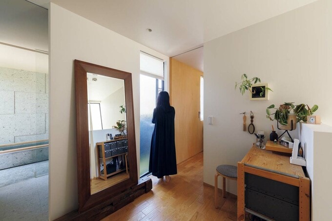 洗面室のすぐ横に、洗濯物を干すバルコニー