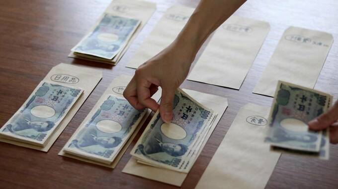 封筒の上にお札をおく