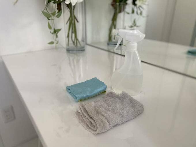 スプレーとふきん2つ