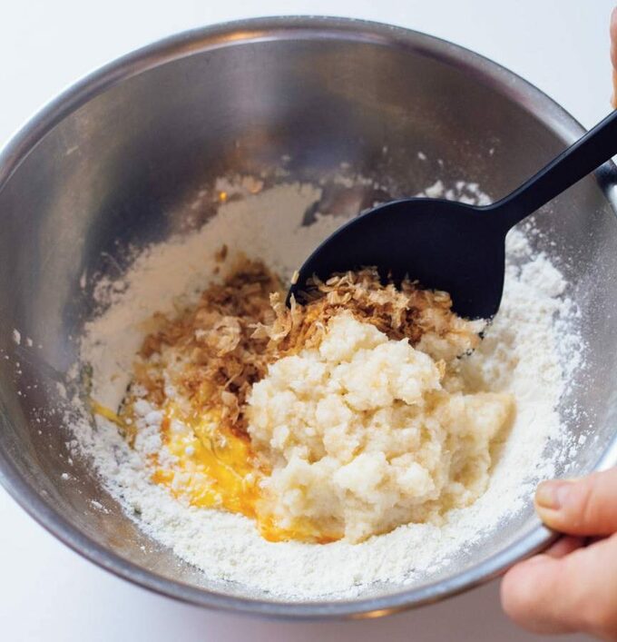 ボウルに小麦粉すりレンコン