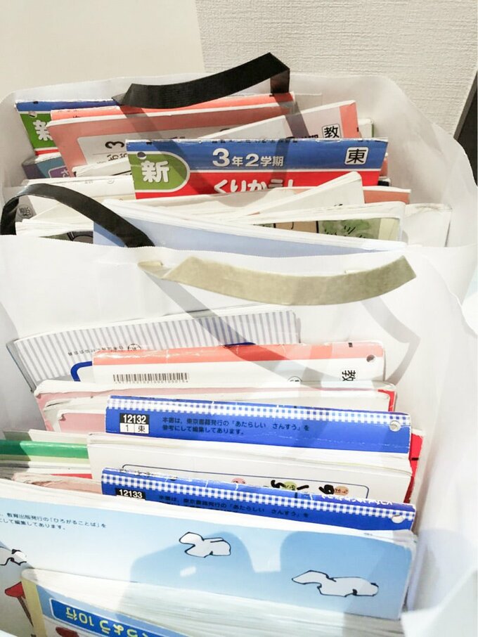 大量の教科書やプリント