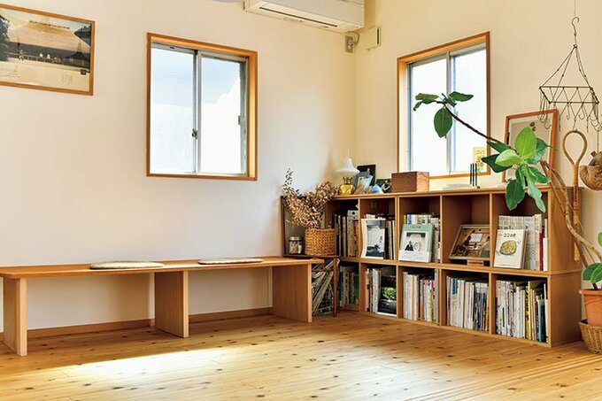 2階のアトリエの本棚