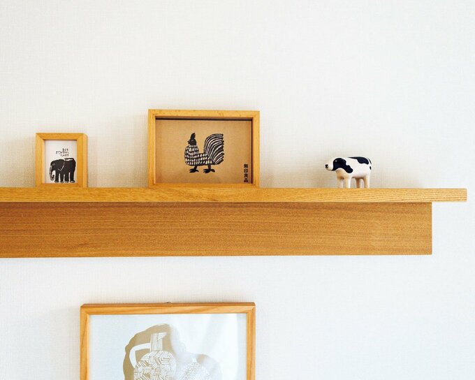 棚に飾られた額