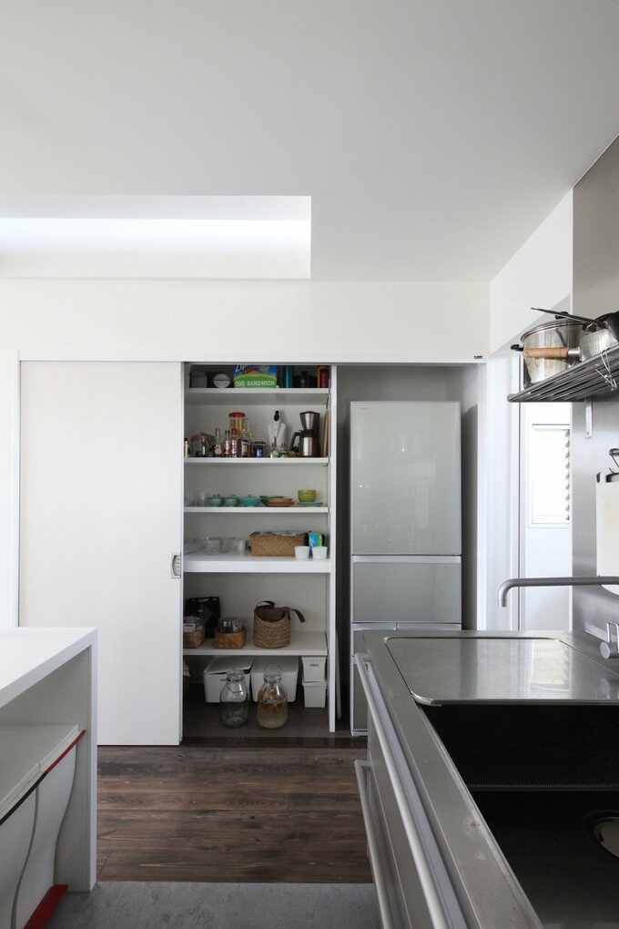 扉を開ければ中がよく見えるパントリー